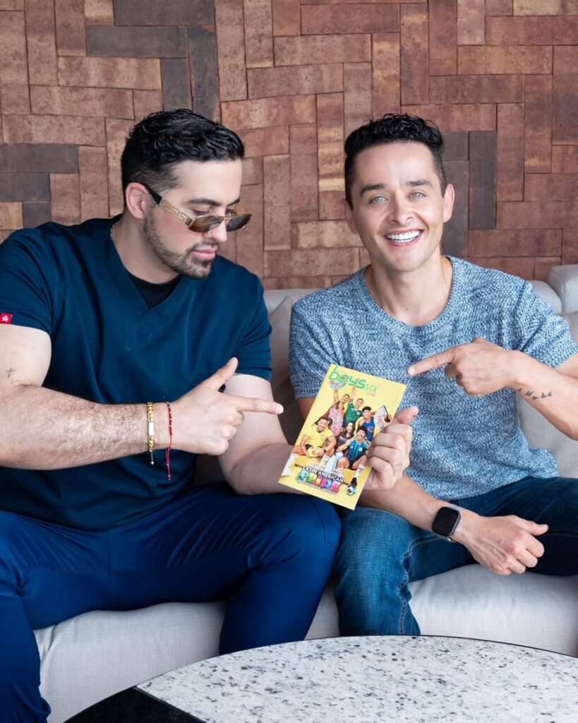El actor @soyoddyespinosa quién coloca carillas hace algunos años con DR. AYALA.