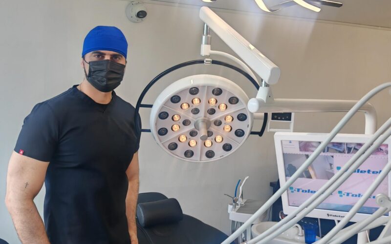 El guapo DOCTOR AYALA, cuidado dental en plan LGBTQ+