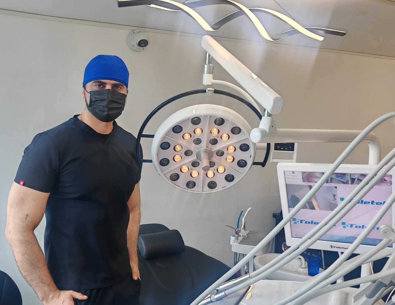 El guapo DOCTOR AYALA, cuidado dental en plan LGBTQ+